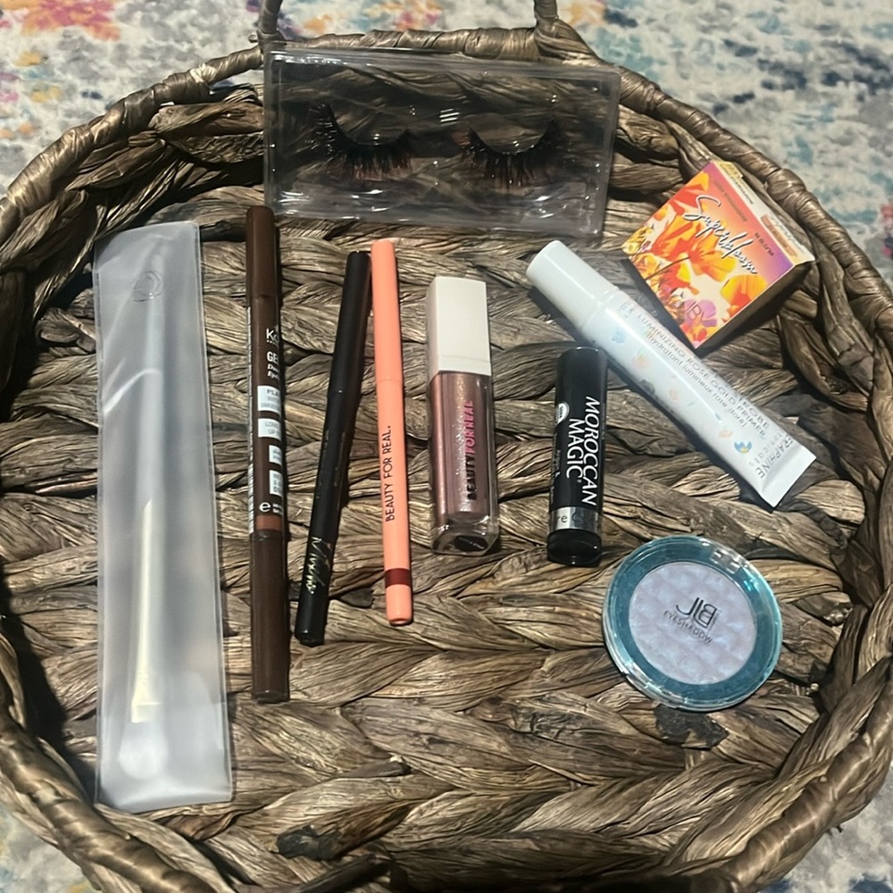 Makeup 💄 Bundle! See photos & read description below 👇